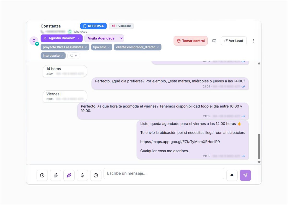 Conversación de WhatsApp en el Inbox CRM de Wovku, etiquetada por proyecto, tipo de cliente e interés